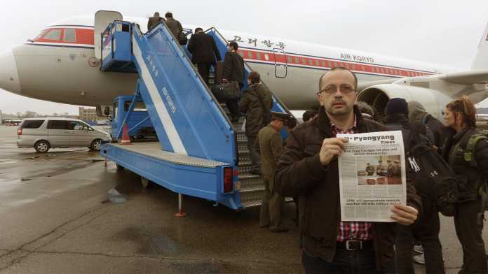 Lukács Csaba 2013-as észak-koreai útja után az észak-koreai légitársaság gépe előtt