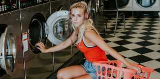 fejhallgatós nő mosógép előtt