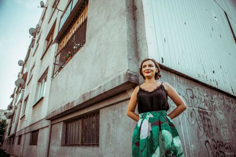 Durica Katarina egy dunaszerdahelyi panelház előtt