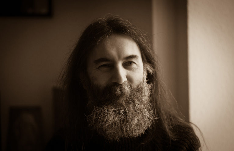 „Létrehoznak [Etelközben] egy olyan államot, ami nagyon virulens, nagyon aktívan elkezd beavatkozni a szomszédainak az életébe, aztán kibírja, hogy a besenyők megtámadják hátulról, aztán kibírja azt, hogy át kell költözni a Kárpát-medencébe, és el kell foglalni egy országot, és utána még 400 évig Árpád-ház néven lelkesen uralkodik. Ezek nagyon tudtak valamit.”