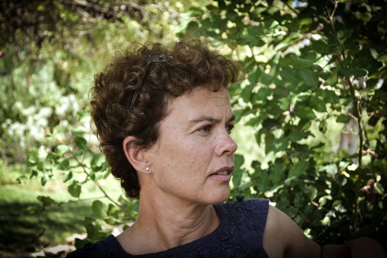 Felkai: Piroska: „Köztes helyzetben érzem magam, köztes pozícióban. [...] Ha a fordításra vetítem ki, ez kell is. Mind a kettőhöz tartozom, de egyikhez sem egyértelműen. Ha az egyikhez tartoznék jobban, akkor a másikat nem tudnám annyira beengedni.” /Fotó: Jakab Eszter