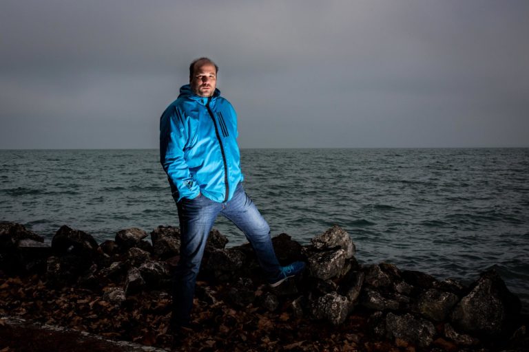 Jordán Ferenc: „Teljesen ad hoc módon, törzsi háborúk szintjén alakul a Balaton sorsa most éppen nyerésre állnak például az ingatlanbefektetők, a horgászok, volt amikor nyerésre állt a turizmus, tehát mindig más szava dönt: a hosszú távú koncepciók teljes hiánya látható.” / Fotó: Vörös Szabolcs